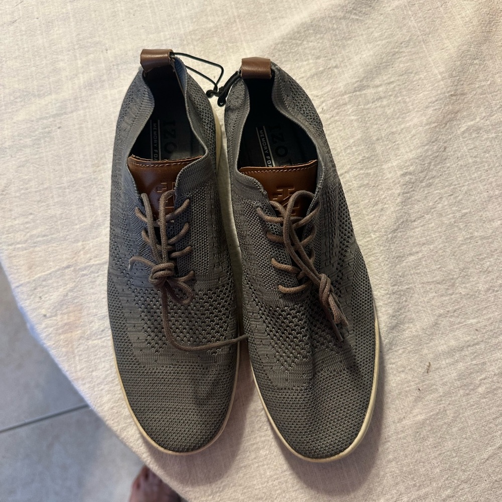 🆕 IZOD Men’s Breeze Knit Oxford Sneakers – Grey/Tan – Size 11
B7